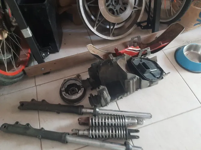 1 lote de peças antigas da CB