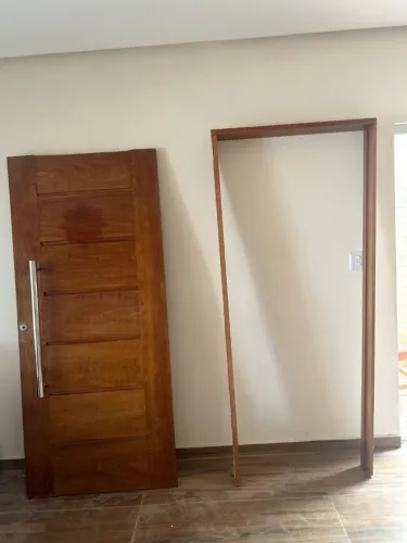 Vende-se Porta de Madeira de Lei Pivotante