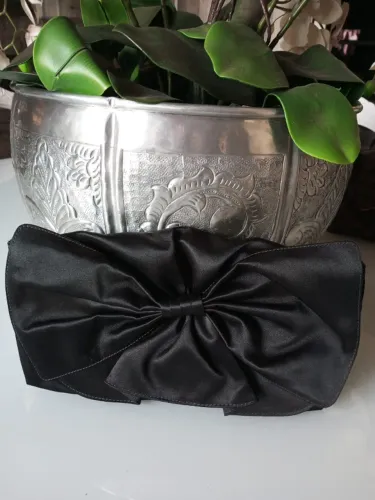 Bolsa estilo carteira de mão Le Lis Blanc