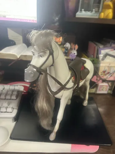Cavalo Maximus Disney Store - relincha . 
