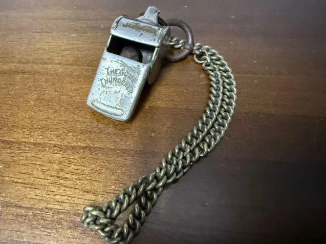 Anrigo apito de trincheira vintage ACME THUNDERER com corrente, fabricado na Inglaterra.