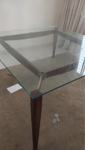 Mesa de jantar com tampo de vidro e pés de madeira de lei acompanha 5 cadeiras
