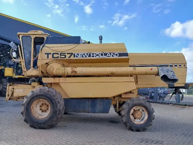 Colheitadeira New Holland TC57