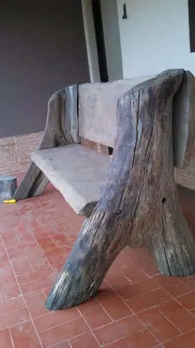 Banco rústico de madeira
