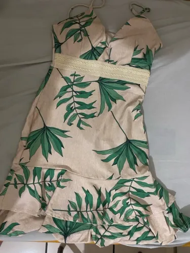 Vestido estampado floral com babado