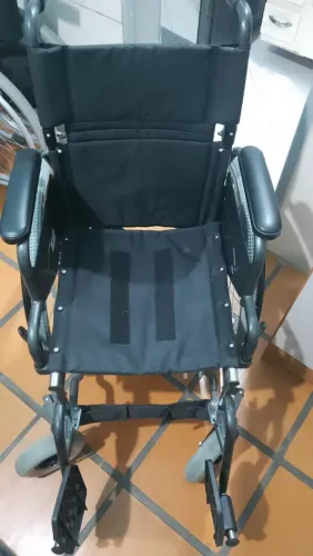 Vendo cadeiras de rodas e Andador.