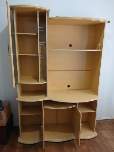 Vendo estante cor marfim, pequenos detalhes conforme evidenciado em foto. Não entrego. 