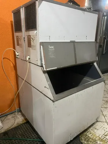 Máquina de gelo em cubos EGC-300M/250