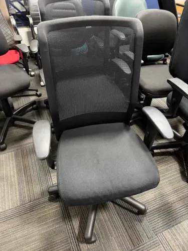 Cadeira ergonômica seminova