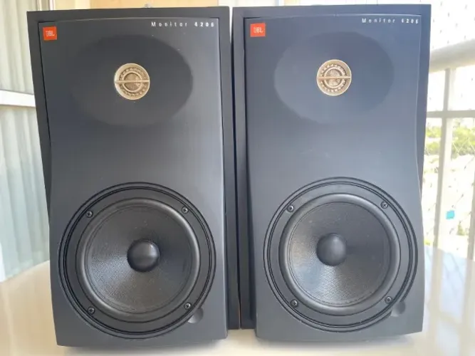 Par de caixas acústicas profissionais JBL Monitor 4206, ideal para estúdios e home studios