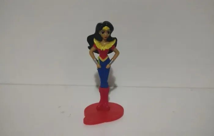 estatueta de plástico da mulher maravilha