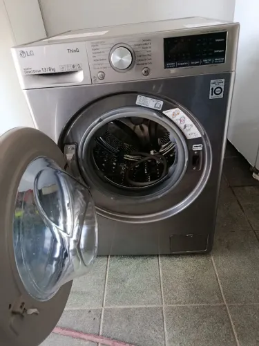 Vendo lava e seca LG 13 kg semi nova com 3 meses de garantia.