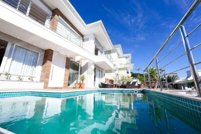 Casa com Piscina e 4 quartos em condomínio fechado no bairro João Paulo, em Florianópolis.