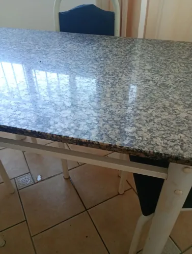 Conjunto de mesa com 4 cadeiras