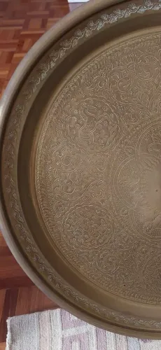 Lindo prato (65cm) indiano original em metal dourado