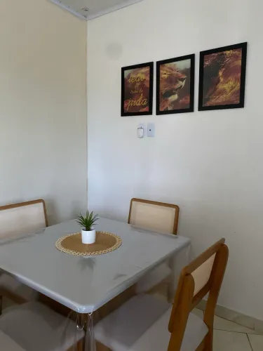 Mesa com 4 cadeiras alcochoadas 