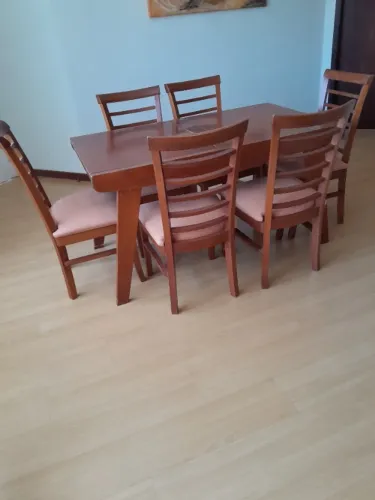 Mesa de madeira, retrátil com 6 cadeiras.