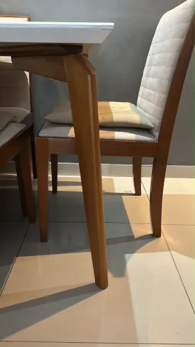 Mesa 6 cadeiras com base e pés de madeira maciça.