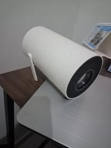 Projetor Magcubic HY300 - funcionando, com suporte quebrado