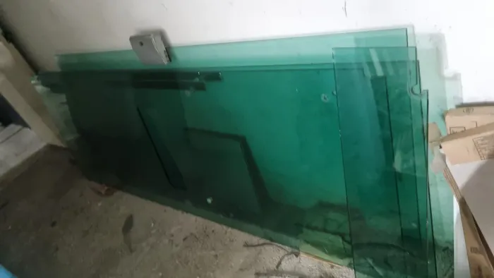 Porta de vidro com todas as dobradiças menos armações em alumínio