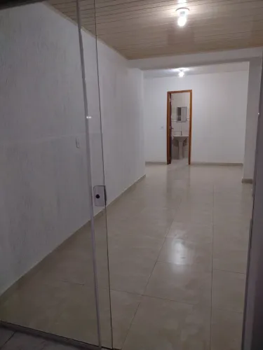 Aluga-se sala comercial.