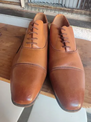 Vendo sapato de coro legítimo usado uma vez só 44/45