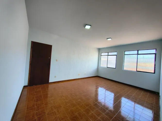 Apartamento Terceiro Andar no Grã Duquesa com 2 Sacadas de Frente