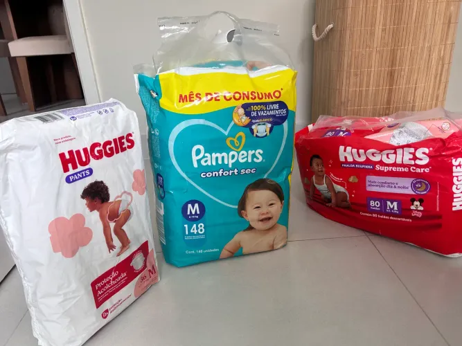Conjunto de Três Pacotes de Fralda M - Huggies e Pampers