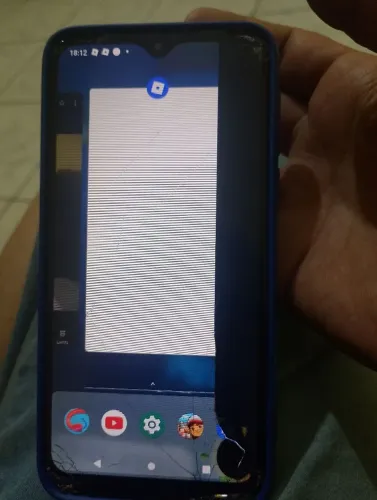 Celular tela trincada