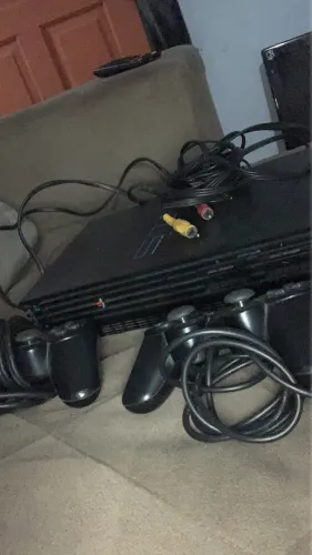 Vendo PlayStation 2 FAT em ótimo estado duas manetes dois memóri cards