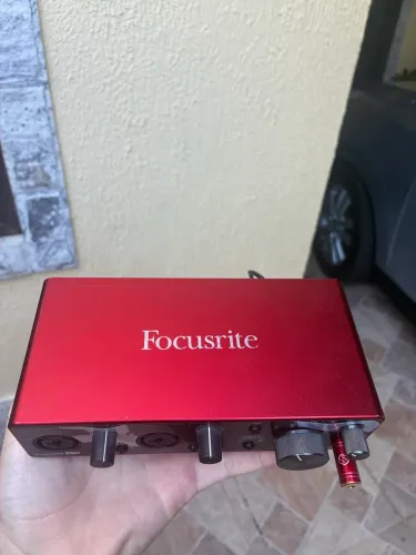 Interface de áudio focusrite