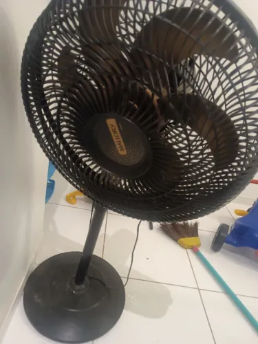 Dois Ventiladores com motor funcionando