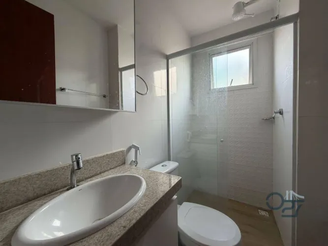 2 quartos com suíte e vista lateral mar