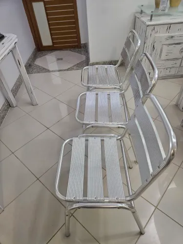 Lindas cadeiras de alumínio anodizado de alto brilho.