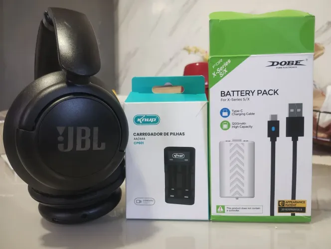 JBL, bateria Xbox e carregador de pilhas