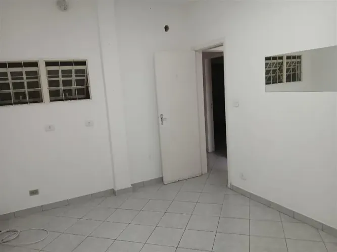 Conjunto comercial com 74m², 3 salas, 1 copa, 1 cozinha e um banheiro.