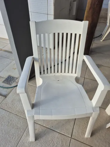 4 poltronas RESISTENTES e mesa redonda ideal para áreas externa. R$ 500,00.