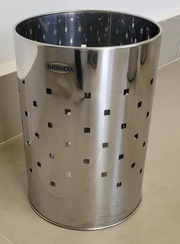 Lixeira de inox, dimensões altura 29cm e diâmetro 25cm. Perfeita