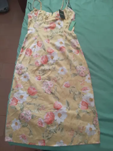 Vestido amarelo floral, marca Forever 21