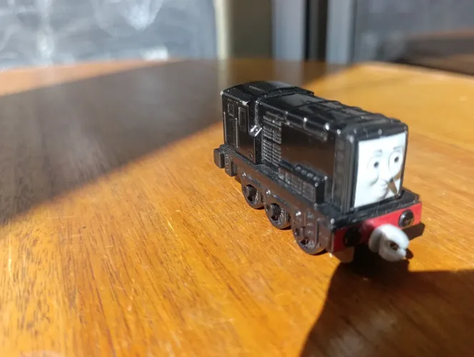MINIATURA TREM DIESEL MATTEL THOMAS E SEUS AMIGOS ADVENTURES.