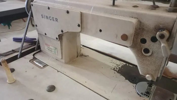 Máquina de costura reta singer