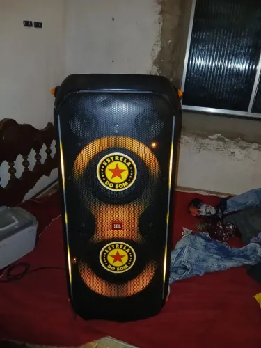 Vende se uma JBL.