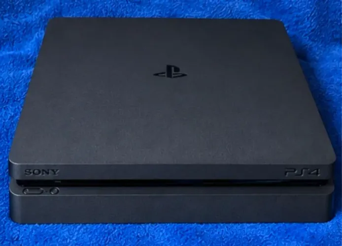 PlayStation 4 com 2 controles contém a Caixa do play