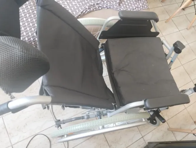 Cadeira de rodas Dellamed Alumínio D 700 44 cm. Dobrável Reclinável.