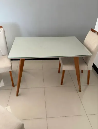 Mesa de jantar com 4 cadeiras!