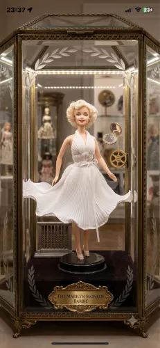 Barbie Marilyn item de colecionador ?O pecado mora ao lado? réplica do vestido do filme