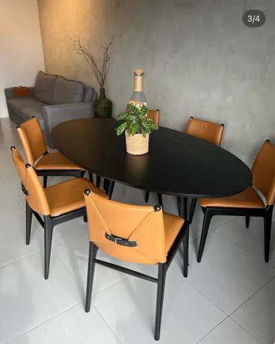 Mesa e cadeiras Herval Utis em madeira e couro