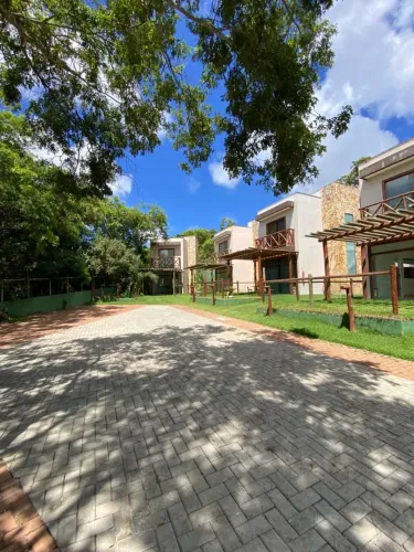 Casa duplex 2 suítes. Condomínio Costa Aruá com piscina, cercado de muito verde. Lagoa Aru