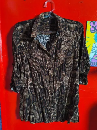 Camisa Estampa de Cobra Animal Print Tons Terrosos Tam G