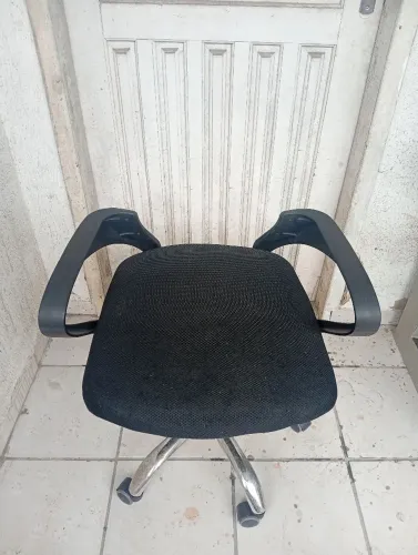 Cadeira de escritório (Não tem o encosto) o demais funciona de maravilha 